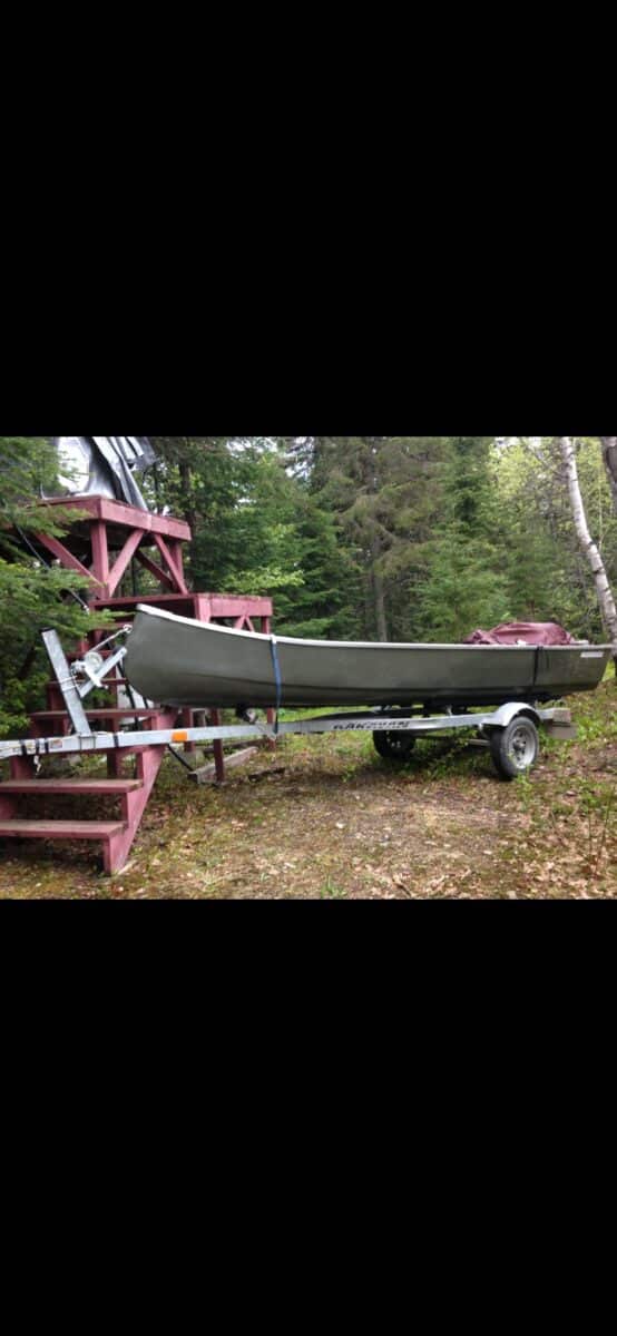 Bateau et grand mère avec moteur 4 tforce 4 temp et remorque 14 pi