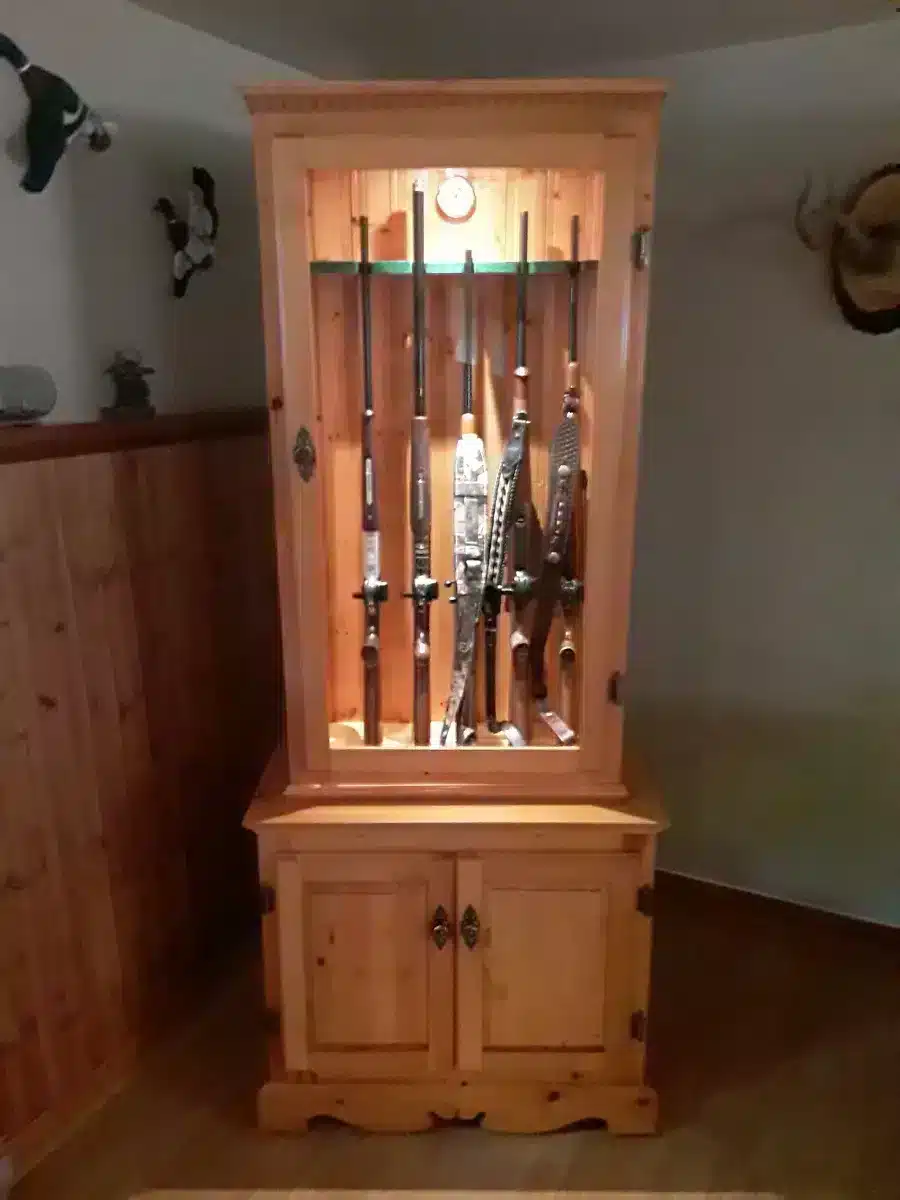 Armoire en pin vitrée pour 5 armes