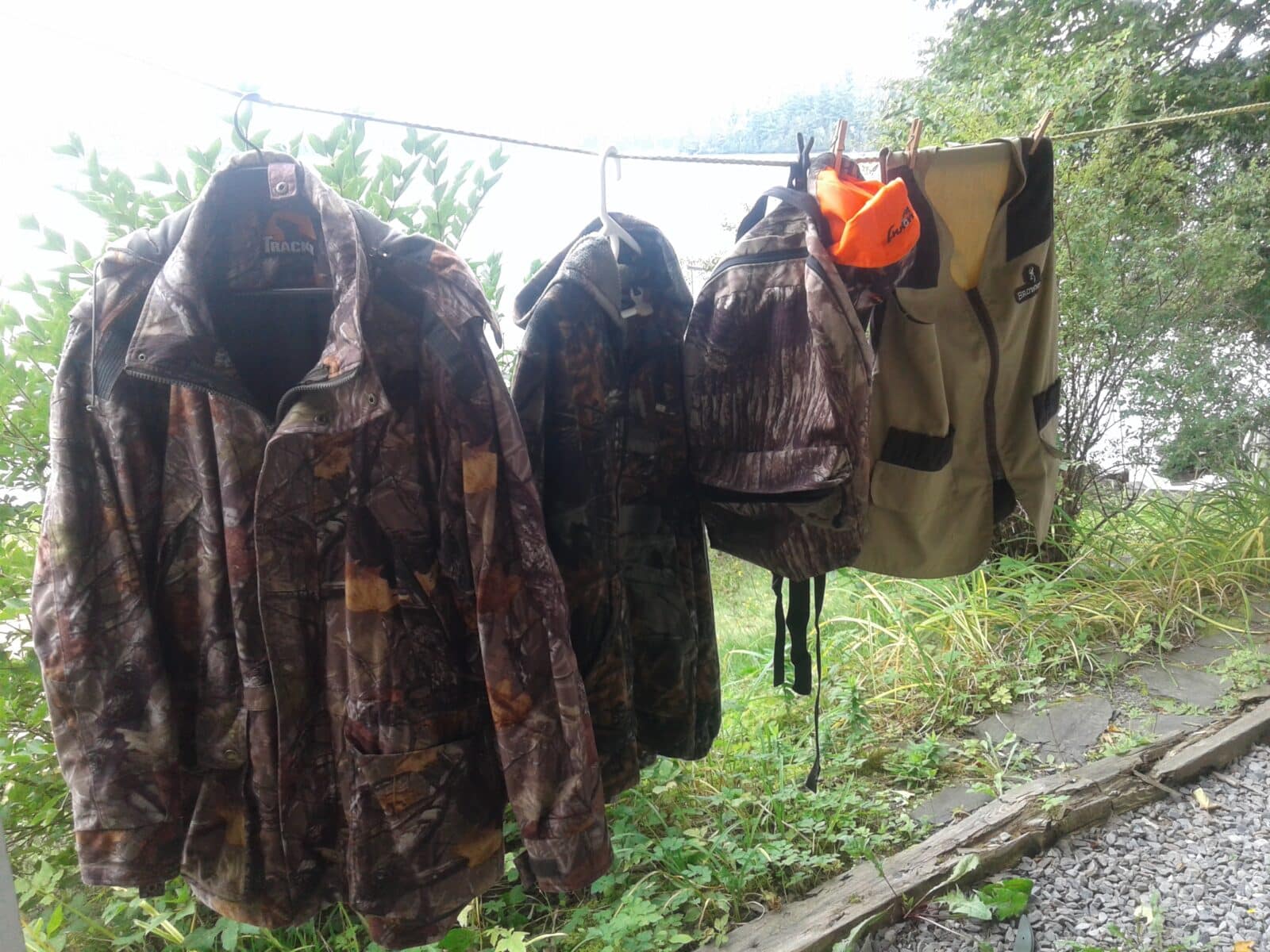 Vêtements et équipement divers de chasse.