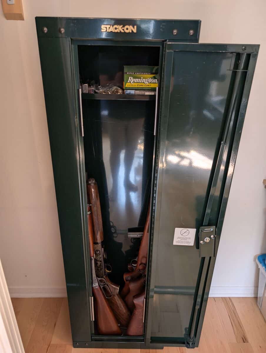 Lot d’armes à feu: 308, 12cal, 22 semi-auto et Stack on cabinet